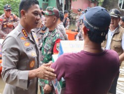 Polri Turun Evakuasi Bantu Warga Korban Banjir di Bekasi dan Depok