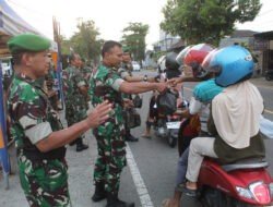Kodim 0806/Trenggalek Berbagi Berkah Ramadan, Ratusan Takjil untuk Pengguna Jalan