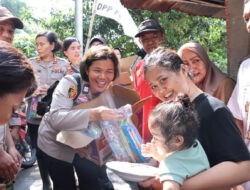 Polwan Terjun ke Kebon Jeruk, Serahkan Snack hingga Sembako ke Warga Terdampak Banjir
