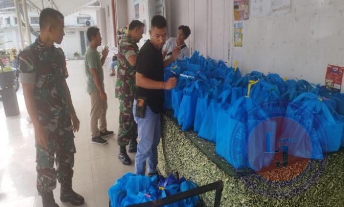 Tetap Semangat, Babinsa Sudiroprajan Laksanakan Pendampingan Pendistribusian Makanan Bergizi Saat Bulan Ramadhan