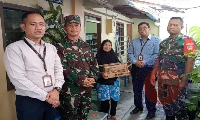 Door To Door, Danramil 02/Banjarsari Bersinergi dengan Staf Hotel Grand Larisae Bagikan Sembako Kepada Warga Masyarakat