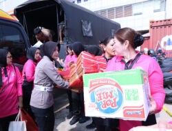 Yayasan Kemala Bhayangkari dan Polres Metro Bekasi Kota Ulurkan Bantuan untuk Korban Banjir di Bekasi