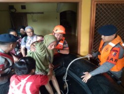 Tim SAR Korbrimob Polri Gerak Cepat Evakuasi Korban Banjir di Jakarta Timur