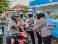 Polres Jember Himbau Masyarakat Tertib Lalu Lintas di Bulan Ramadhan dengan Berbagi Takjil