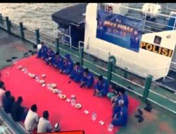 Momen Ditpolairud Polda Jatim Buka Puasa dan Tarawih Bareng ABK di Tengah Perairan Surabaya