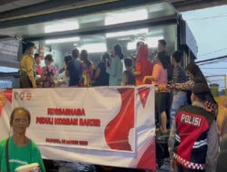 Dirikan Dapur Lapangan, Polri Bagikan 500 Porsi Makanan untuk Korban Bajir Rawajati