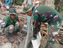 Rumah Pak Kurmin Dikerjakan Warga Dan TNI