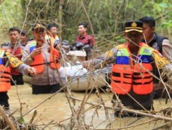 Polres Sampang Beri Bantuan Korban Banjir Dampak Luapan Sungai Kamuning