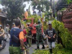 Bulan Ramadhan Tak Jadi Penghalang Babinsa Tetap Semangat Laksanakan Kerja Bakti Bersama Warga