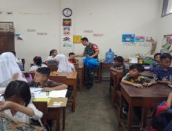 Bulan Puasa Tak Menyurutkan Babinsa Kepatihan Wetan Bantu Pendistribusian MBG Kepada Siswa-siswi SMKN 08/Surakarta
