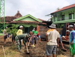 Kerja Bakti, Babinsa Kodim Ponorogo Ikut Gotong Royong Uruk Halaman Masjid