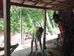 Peduli Sesama, Babinsa Koramil 0801/05 Nawangan Bantu Rehab Rumah Warga
