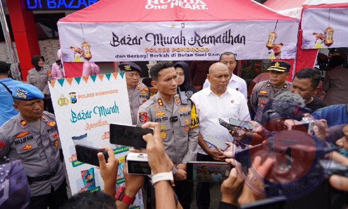 Polres Ponorogo dan Bhayangkari Gelar Bazar Murah Ramadhan, Wargapun senang