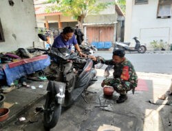 Sambangi Bengkel Motor di Wilayah Binaan, Babinsa Pucangsawit Berikan Motivasi dan Semangat Kerja