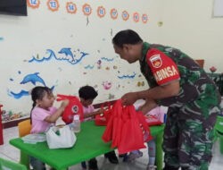 Ramah dan Humanis, Babinsa Sudiroprajan Bantu Pendistribusian Makan Bergizi Gratis di SD Warga