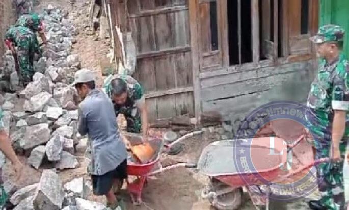 Babinsa Bantu Garap Pembangunan Talud Penahan Tanah