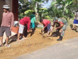 Ciptakan Hidup Sehat, Babinsa Koramil 0801/05 Nawangan Kerja Bakti Bersihkan Lingkungan