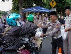 Berbagi Takjil Menjelang Berbuka Puasa, Ditlantas Polda Jatim Ajak Masyarakat Tertib Berlalu Lintas