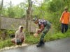 Bentuk Kepedulian, Babinsa Koramil 0801/08 Tulakan Gotong Royong Perbaiki Jalan