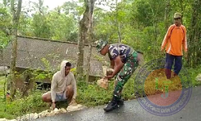 Bentuk Kepedulian, Babinsa Koramil 0801/08 Tulakan Gotong Royong Perbaiki Jalan