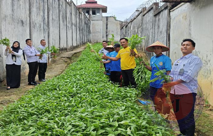 Rutan Rengat Bersama CV Rosadia Petaho Panen Kangkung dan Ikan Air Tawar