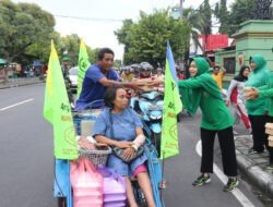 Berkah Ramadhan, Persit KCK Cab XIX Kodim 0805 Ngawi Bagi Takjil Kepada Warga Masyarakat