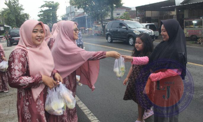 Hangatnya Berbagi di Ramadan: Persit KCK Cabang XX Dim 0806 Trenggalek Bagikan Takjil untuk Pengguna Jalan