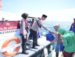 Pimpin Patroli Laut, Kapolres Situbondo Berbagi Bansos Ramadhan untuk Nelayan