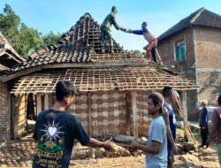 Semangat Gotong Royong Babinsa Bantu Pembongkaran Rumah Warga Binaan