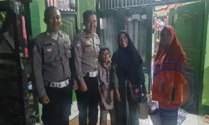 Aksi Mulia Polisi Bantu Ibu-Anak yang Kehabisan Tiket Bus Mudik