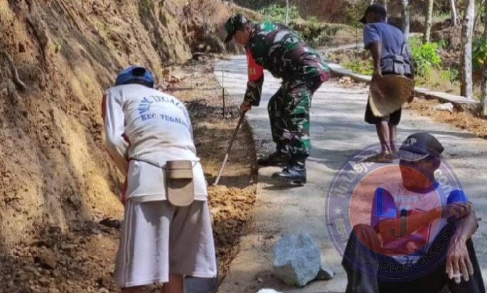 Pelihara Akses Jalan, Babinsa Koramil 0801/04 Tegalombo Gotong Royong Perbaiki Jalan