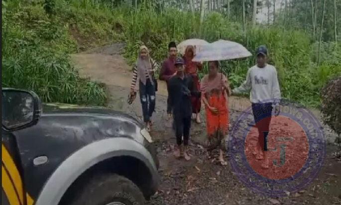 Terjang Jalan Terjal, Polisi di Probolinggo Bantu Warga Pulang dari Rumah Sakit Pasca Operasi Melahirkan