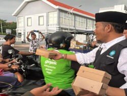 Antusias Aliansi Madura Perantau Berbagi Takjil di Depan Polrestabes Surabaya