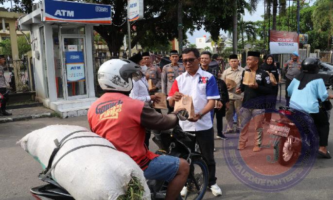 Semarak Ramadan 1446 H, Polres Magetan Bersama Awak Media Berbagi Takjil