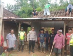 Melalui Gotong Royong, Babinsa Koramil 0801/05 Nawangan Jalin Kebersamaan