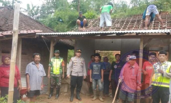 Melalui Gotong Royong, Babinsa Koramil 0801/05 Nawangan Jalin Kebersamaan