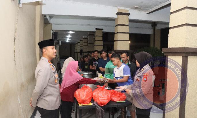 Warga Antusias Ikut Sahur Bareng Polisi yang Digelar Polres Kediri Kota