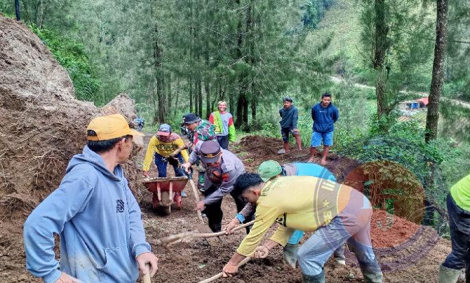 Aksi Cepat Tanggap Polisi bersama TNI dan BPBD Tangani Tanah Longsor di Probolinggo