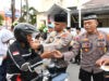 Berbagi Takjil Jelang Buka Puasa, Polres Madiun Kota Sosialisasikan Hotline 110 untuk Mudik Lebaran