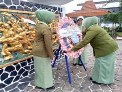 Peringati HUT ke-79, Persit KCK Cabang XX Dim 0806 Tebar Penghormatan di Taman Makam Pahlawan