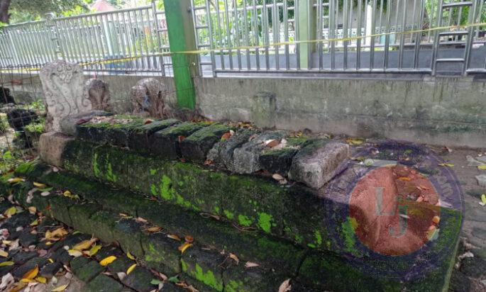 Memprihatinkan, Sengaja ada Yang Merusak Batu Nisan Mbah Tameng Yang Berada di Kompleks Situs Makam Sunan Giri Gresik.