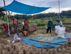 Komsos Sergab, Babinsa Kodim Ponorogo Ajak Petani Jual Sesuai Harga Pemerintah