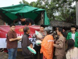 Ngabuburit, Polres Probolinggo Kota Berbagi Baksos Untuk Warga Kurang Mampu