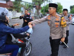 Berbagi Takjil Polres Ngawi Sosialisasikan Hotline 110 untuk Mudik Aman
