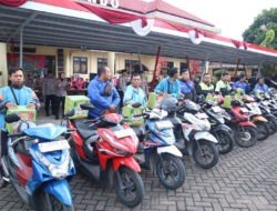 Polres Situbondo dan Bhayangkari Berbagi Ratusan Bingkisan Ramadhan untuk Driver Ojol