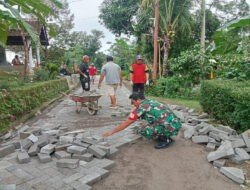 Manunggal Dengan Rakyat, Babinsa Bantu Warga Pasang Paving