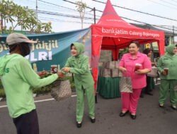 Kompak, Bhayangkari dan Persit Bagikan Takjil kepada Masyarakat di Bojonegoro