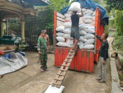 Dampingi Petani dan Bulog, Anggota TNI Kodim Ponorogo Lancarkan Sergab