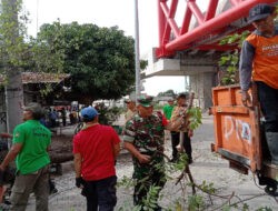 Guyub Rukun, Babinsa Joglo Bersama Staf Kelurahan dan Saberling Serta Warga Masyarakat Bersihkan Area Palang Joglo