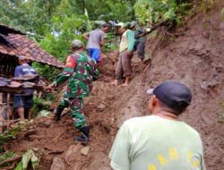 Rumah Warga Tertimpa Longsoran Tanah, TNI-Polri di Ponorogo Bantu Atasi